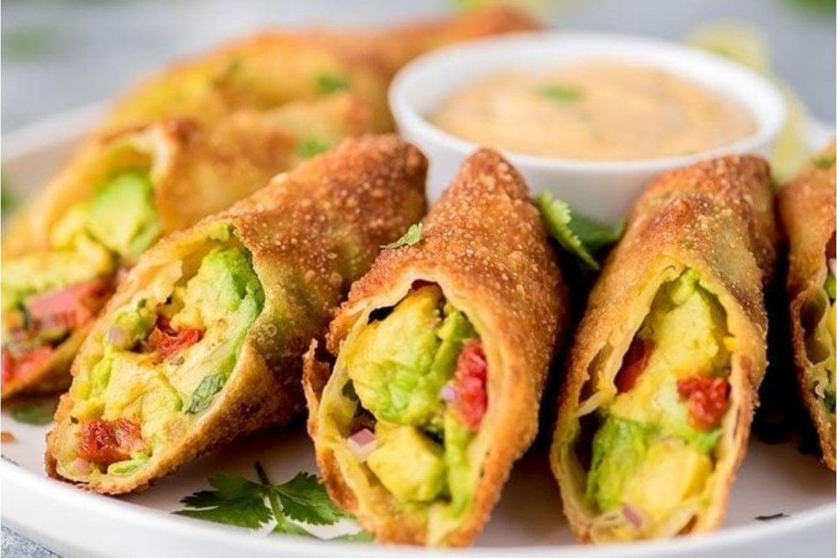 Απολαύστε ένα πιάτο με νόστιμα τηγανητά egg rolls που φτιάχτηκαν χρησιμοποιώντας μία από τις συνταγές μας για eggrolls.
