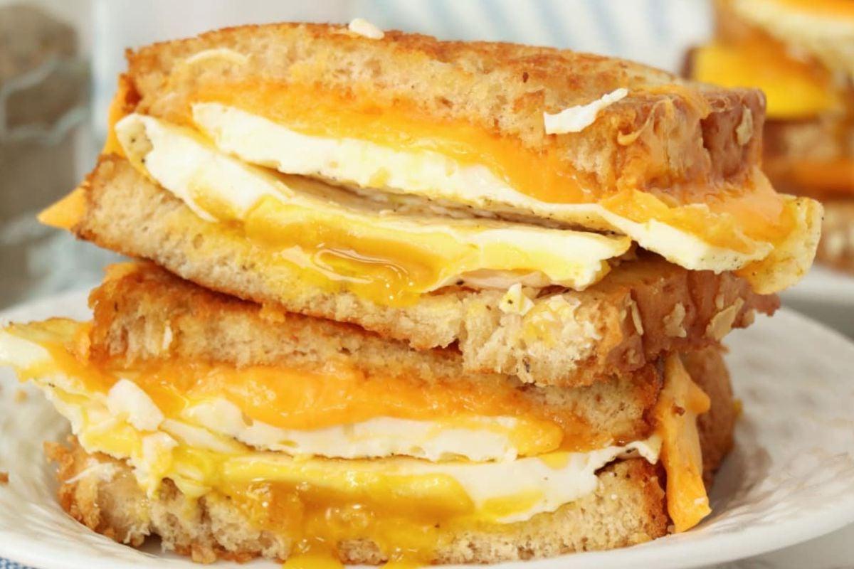 Συνταγές για σάντουιτς grilled cheese με λιωμένο τυρί που ξεχειλίζει και αυγό.