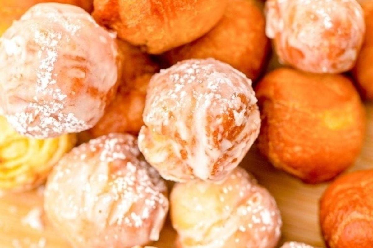 Μικρά, στρογγυλά donut holes, επικαλυμμένα με γλάσο, σε ένα μπολ.