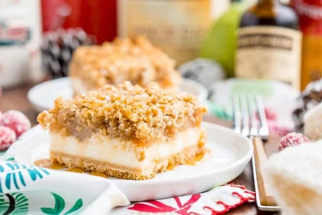 Μια μπάρα cheesecake σε πιάτο, με επικάλυψη ψίχουλα.