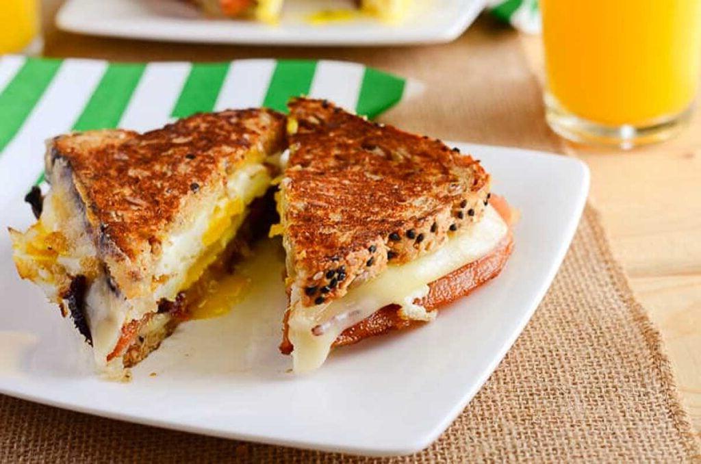 Ψητό τυρί havarti σε ένα πιάτο.