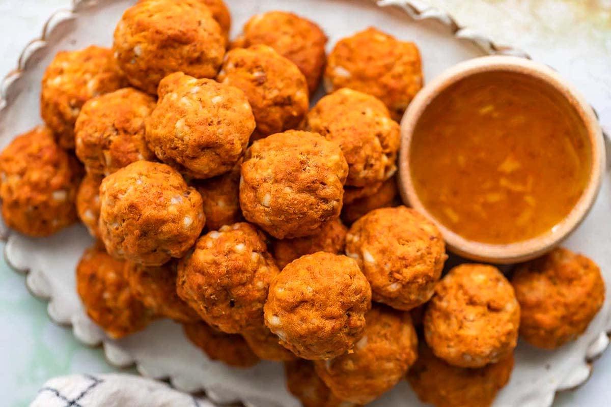 Συνταγή για Μπάλες Τυριού με Λουκάνικο Chorizo και Γλυκοπατάτα.