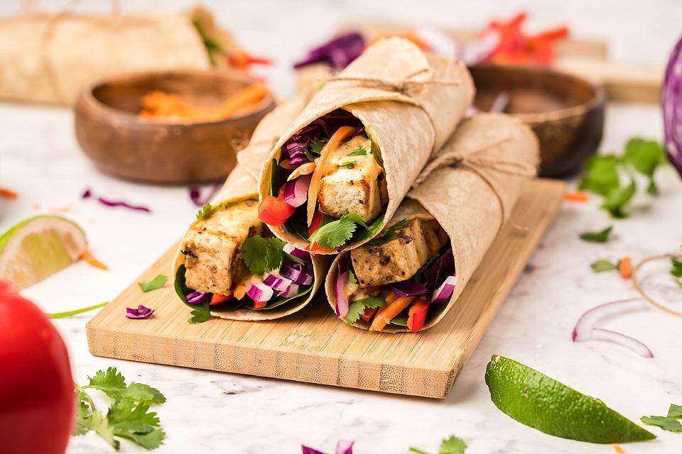 Μια στοίβα από wraps σε μια σανίδα κοπής.