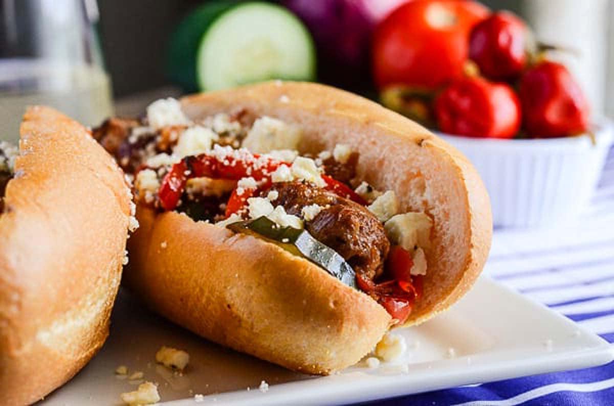 Σάντουιτς Ελληνικού Τύπου με Λουκάνικο και Πιπεριές.