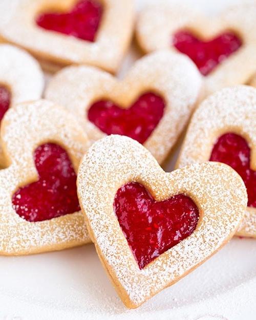 Η food blogger Bella Bucchiotti του xoxoBella μοιράζεται τις καλύτερες συνταγές για γλυκά του Αγίου Βαλεντίνου. Θα λατρέψετε αυτά τα γλυκά κεράσματα!