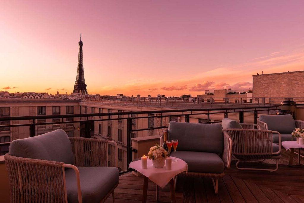 L'Hotel Paris 4 και ο ορίζοντας του Παρισιού.