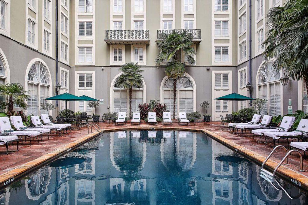 Η πισίνα του Bourbon Orleans Hotel.