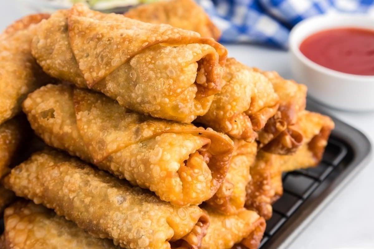 Μια στοίβα από τραγανά τηγανητά egg rolls.