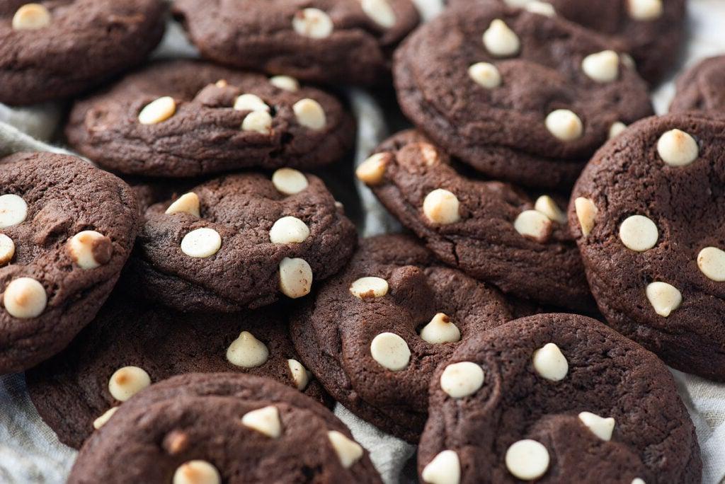 Σοκολατένια Cookies Γεμιστά με Καραμέλα. Φωτογραφία: xoxoBella.