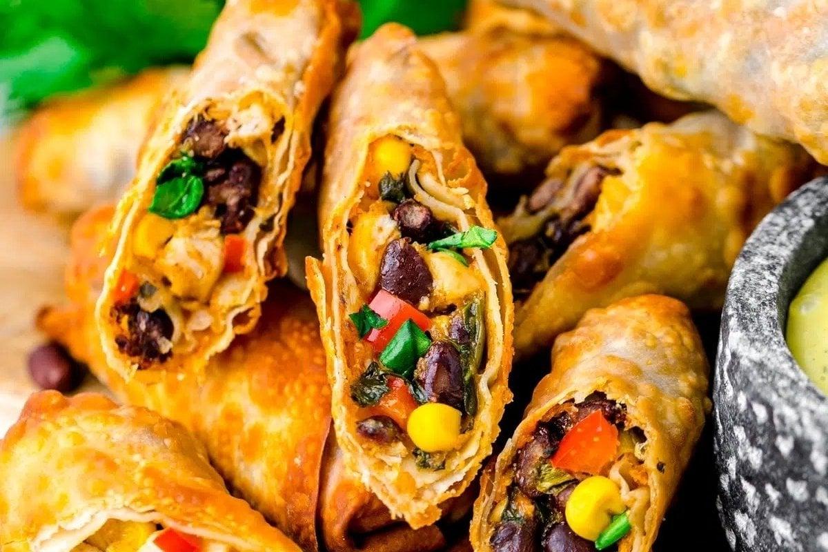 Δείτε αυτή τη στοίβα από νόστιμα egg rolls! Ιδανικά για κάθε περίσταση.