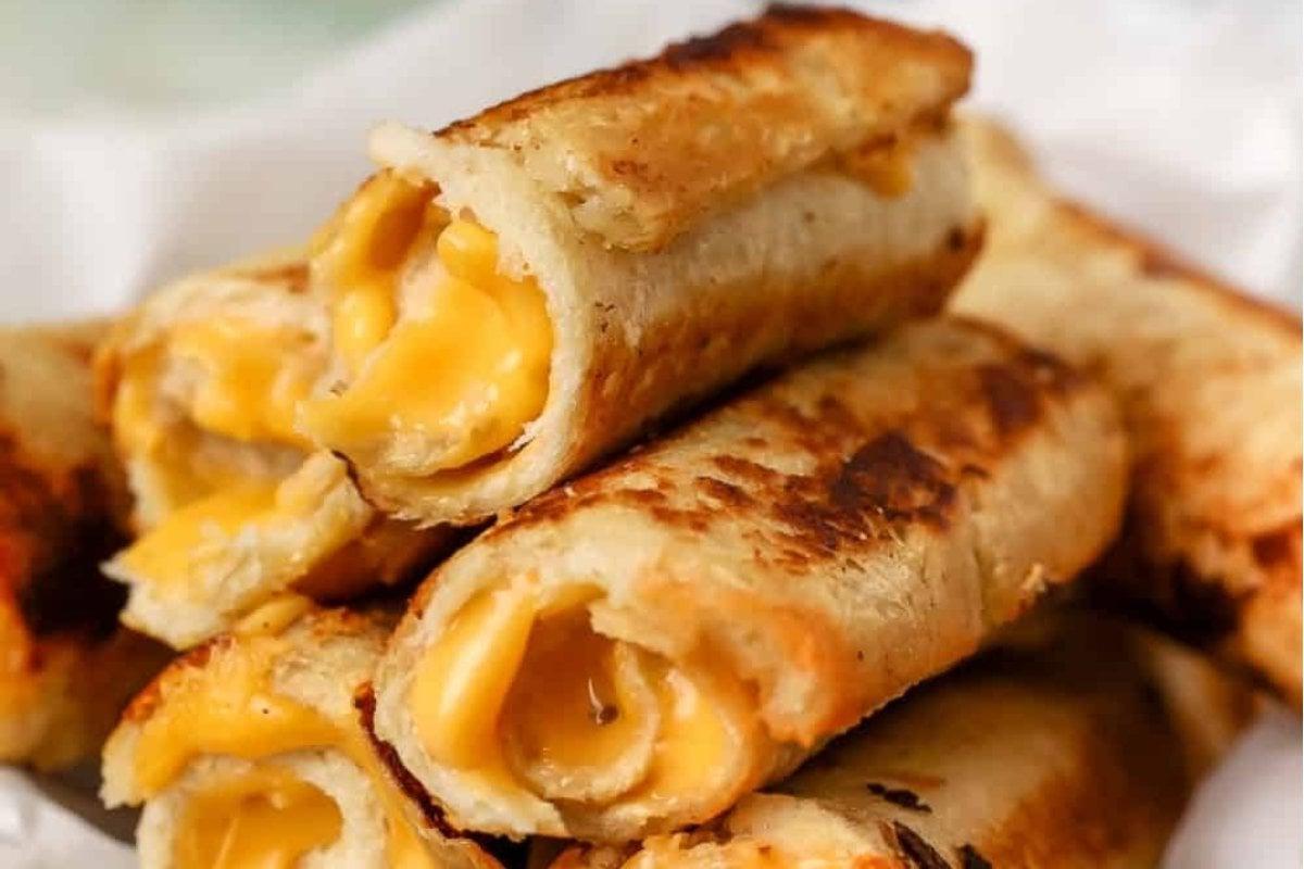 Κοντινό πλάνο ενός σάντουιτς grilled cheese.