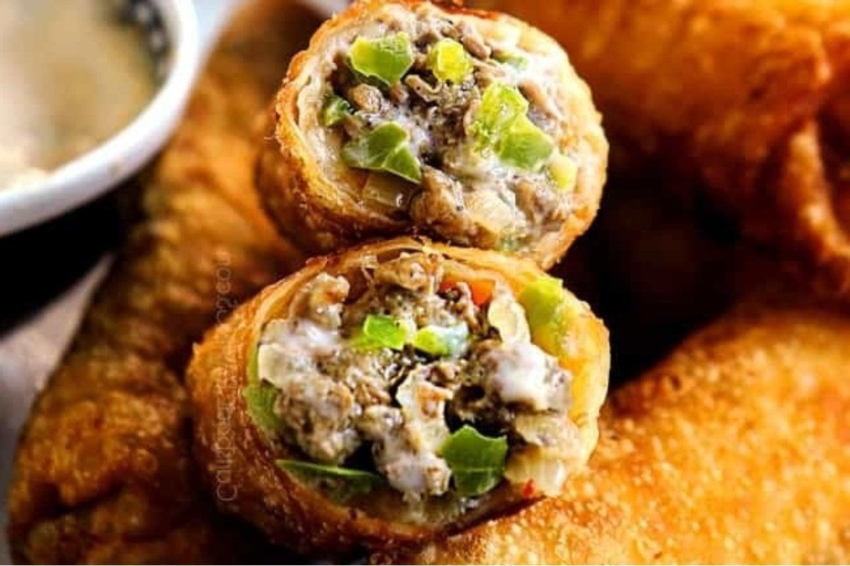 Κινέζικα spring rolls σε πιάτο με νόστιμη σάλτσα ντιπ.