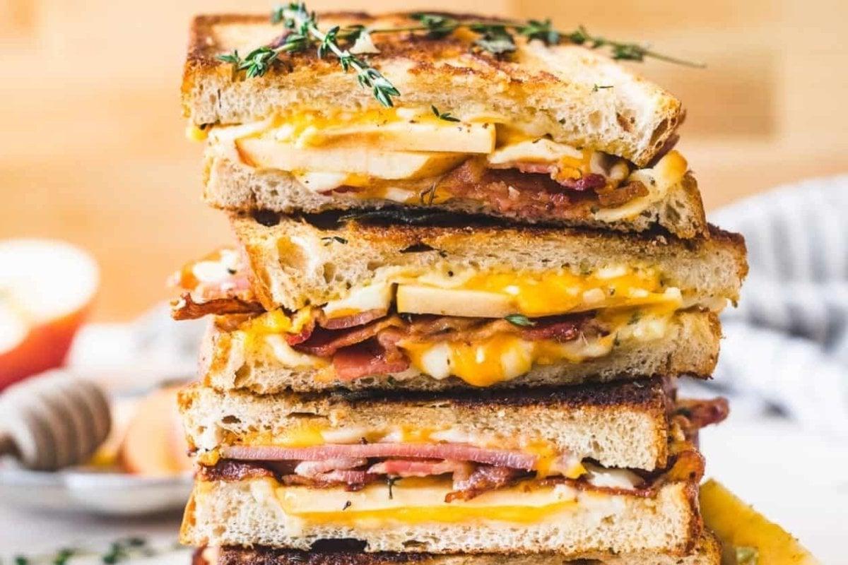 Μια στοίβα από σάντουιτς grilled cheese με μπέικον.