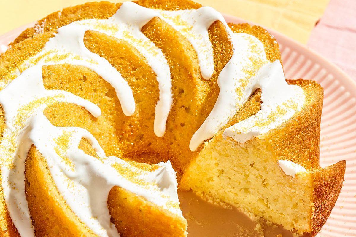 Κομμένη πασχαλινή τούρτα Bundt με λευκό γλάσο σε ροζ πιάτο.