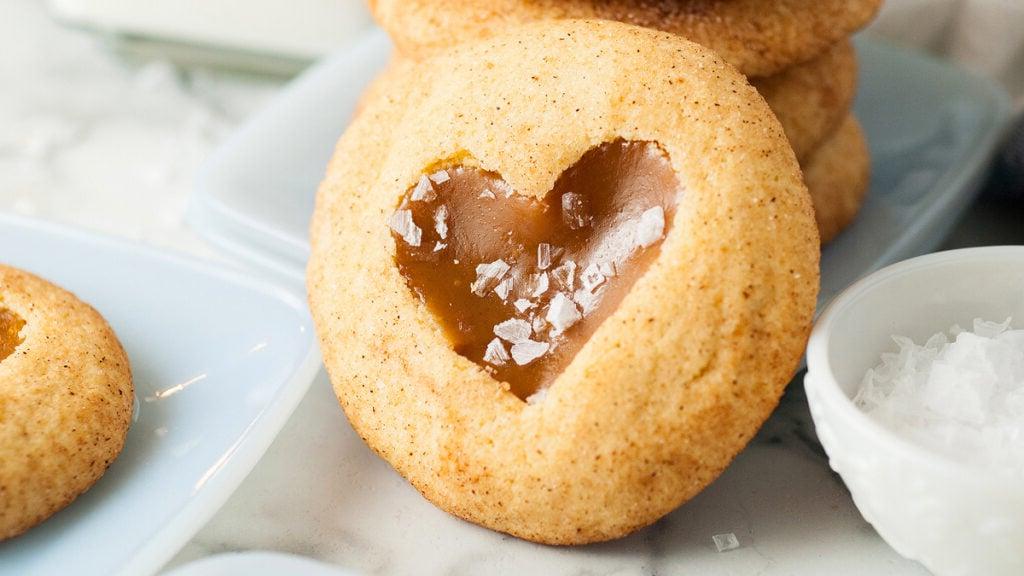 Η food blogger, Bella Bucchiotti της xoxoBella, μοιράζεται μια συνταγή για salted caramel snickerdoodles με καρδιά καραμέλας. Θα λατρέψετε αυτά τα μπισκότα σε σχήμα καρδιάς με αλμυρή καραμέλα και κανέλα.