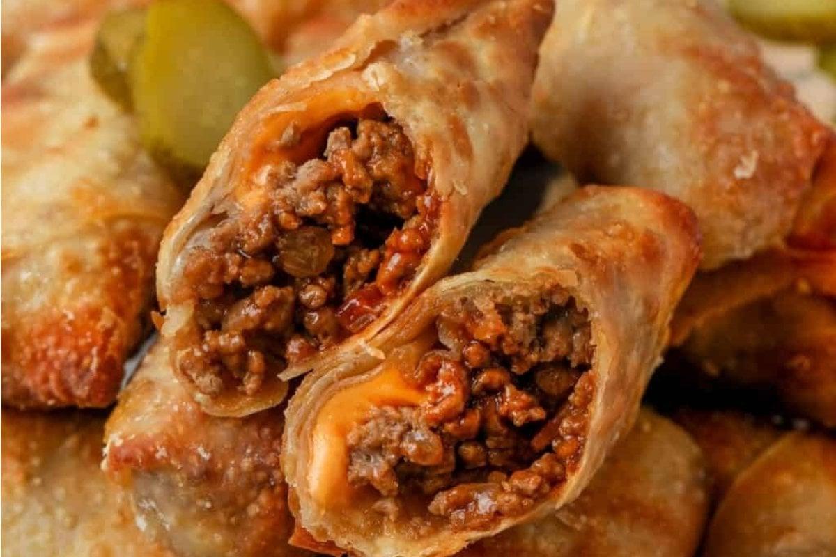 Ένα πιάτο με spring rolls κρέατος και τυριού με πίκλες, ιδανικό για πάρτι ή συγκέντρωση.