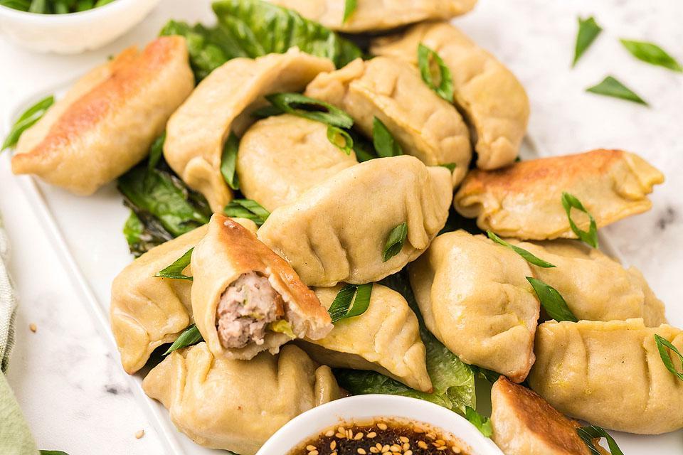 Potstickers χωρίς γλουτένη σε πιάτο.