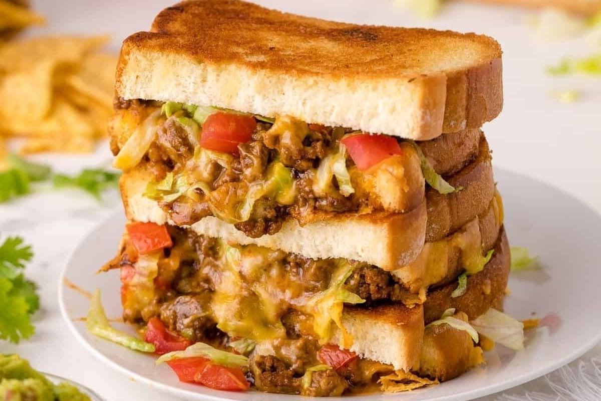 Ένα σάντουιτς grilled cheese σε ένα πιάτο.