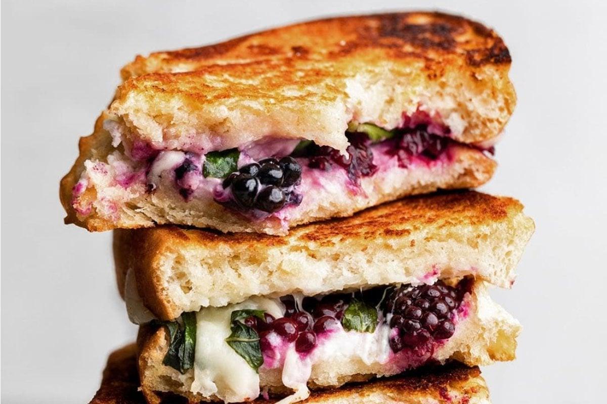 Στοίβα από νόστιμα σάντουιτς grilled cheese.
