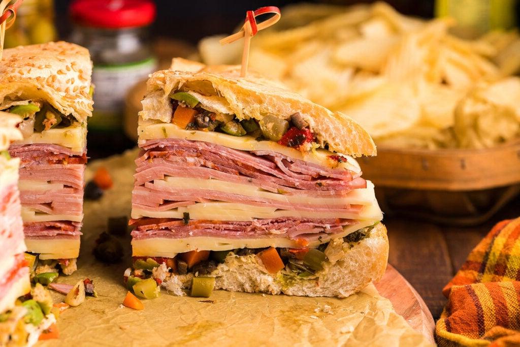Ένα σπιτικό σάντουιτς muffaletta σε ένα τραπέζι.