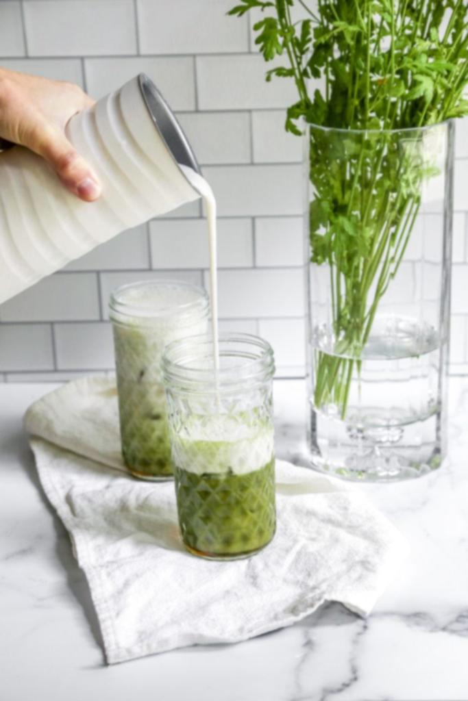 Παγωμένο Φυτικό Λάτε Μάτσα Τσάι 2 Παγωμένο matcha chai latte με αφρόγαλα βρώμης