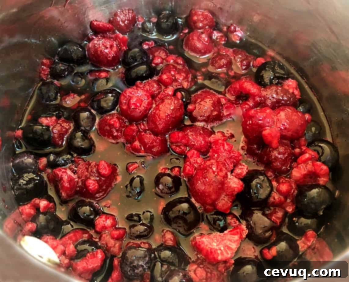 Ποπ Ταρτς στη Φριτέζα Αέρος 5 blueberries, raspberries and marionberries in a pan