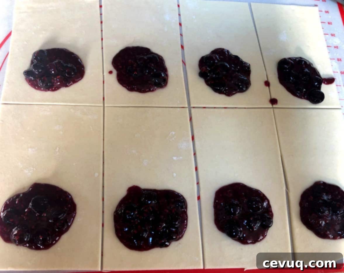 Ποπ Ταρτς στη Φριτέζα Αέρος 7 puff pastry with triple berry compote on top.