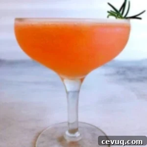 Τζιν Γκρέιπφρουτ 4 rosemary gin cocktail in a coupe