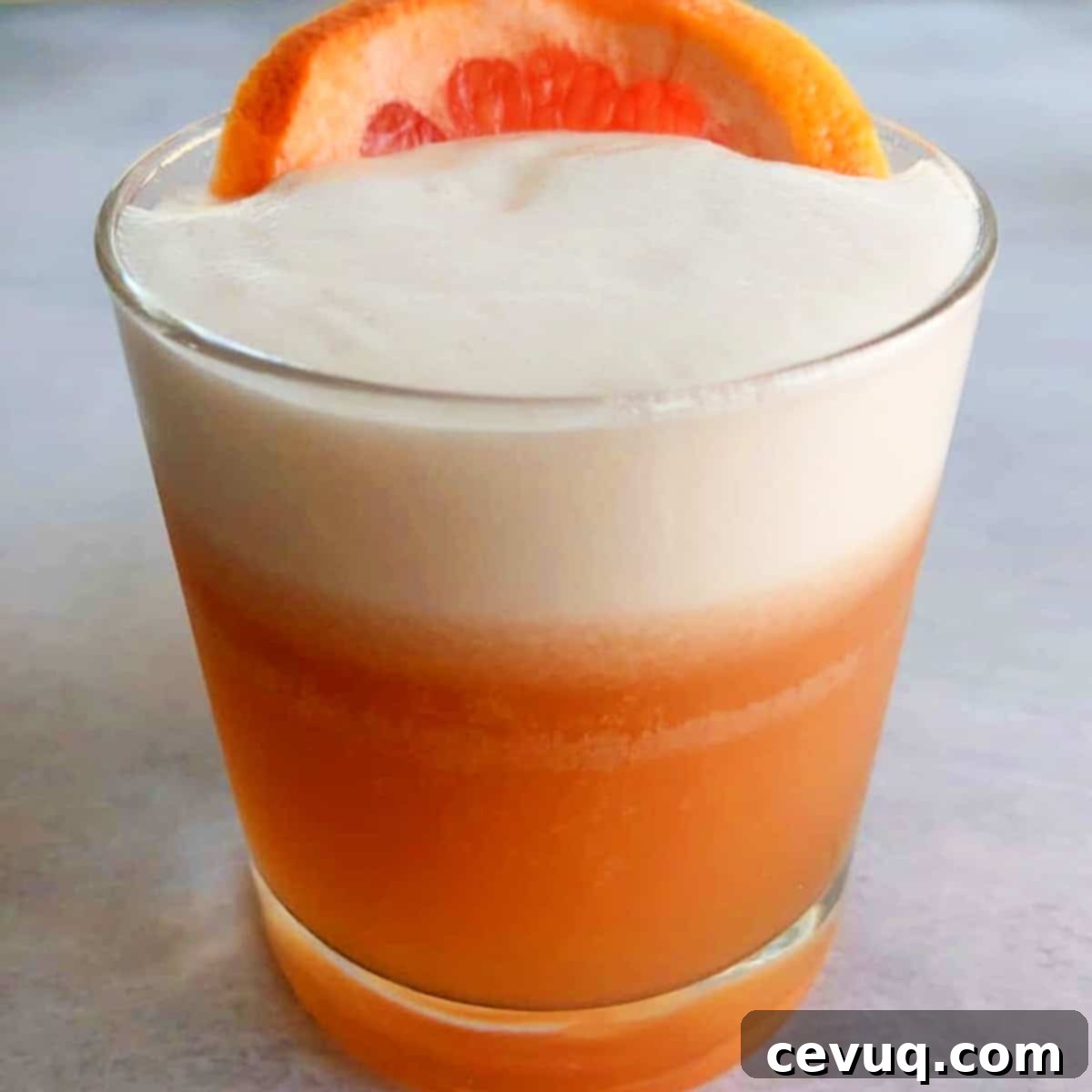 Γκρέιπφρουτ Πίσκο Σάουρ 3 Pisco Sour με γκρέιπφρουτ με μια φέτα γκρέιπφρουτ