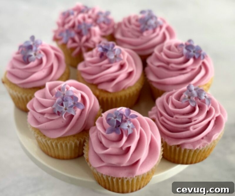 Απλό σιρόπι πασχαλιάς 6 8 cupcakes πασχαλιάς με φρέσκα άνθη πασχαλιάς από πάνω