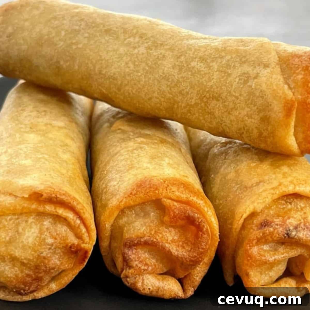 Κατεψυγμένα Ανοιξιάτικα Ρολά στη Φριτέζα Αέρος 6 spring rolls φτιαγμένα σε φριτέζα αέρος, στοιβαγμένα σε ένα πιάτο