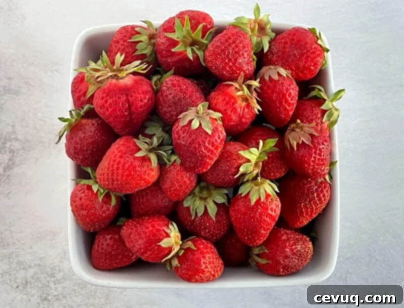 Φλογερές Φράουλες Ανέμου 3 a bowl of fresh hood strawberries.