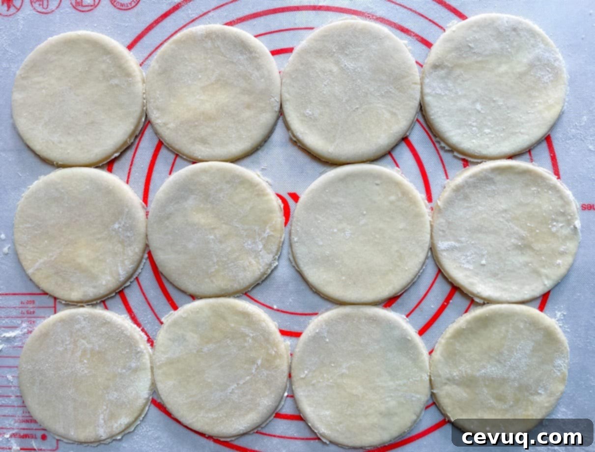 Φλογερές Φράουλες Ανέμου 4 pie crust rounds on a floured surface.