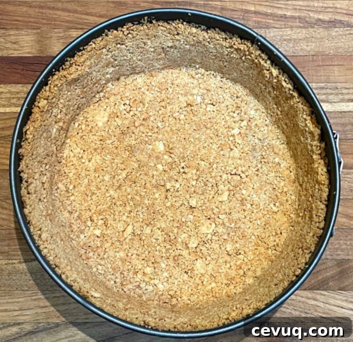 Τσιζκέικ Παγωτού Φράουλας 5 Βάση από graham cracker σε φόρμα με ελατήριο.