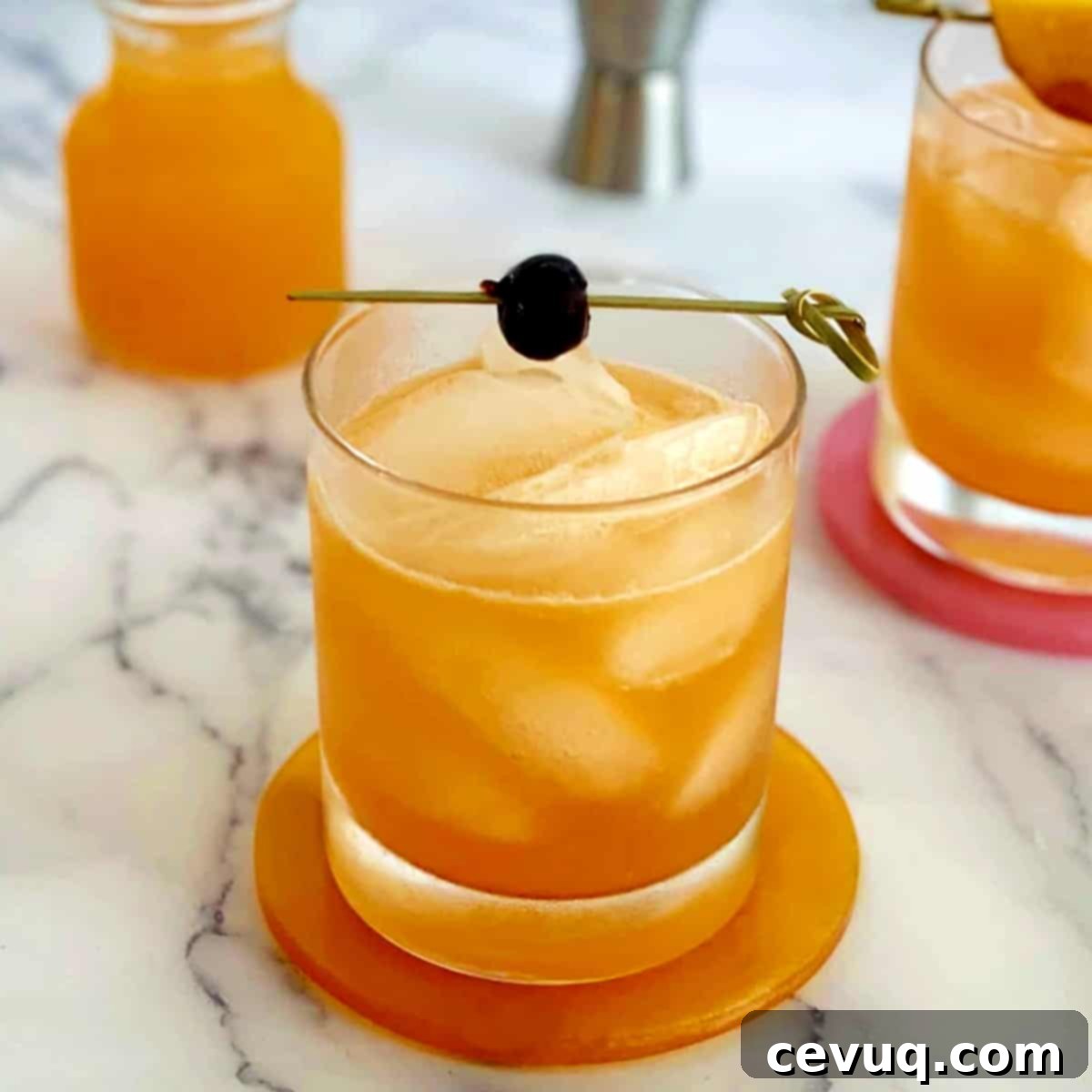 Ροδάκινο Ουίσκι Σάουερ 4 Ροδάκινο bourbon sour με γαρνιτούρα κεράσι