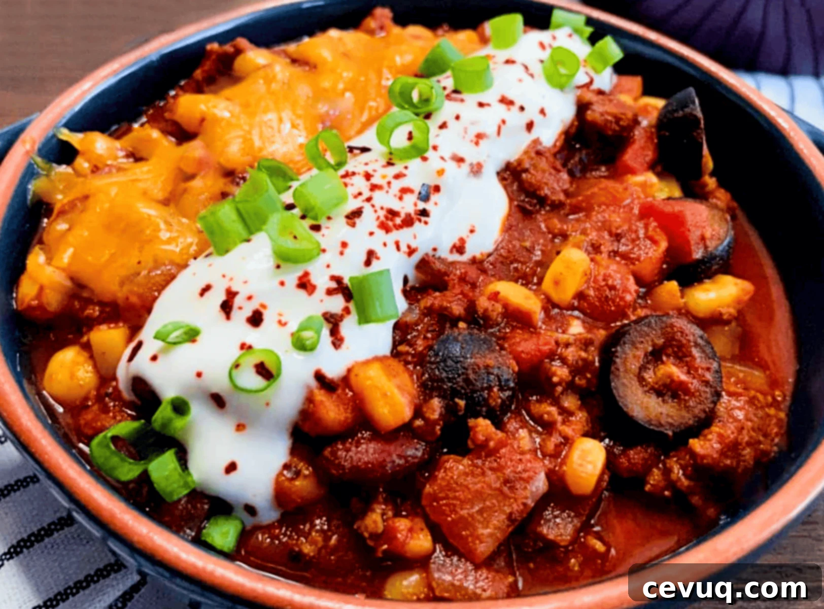 Συνταγή Τσίλι Κατσαρόλας 2 stovetop chili in a bowl with toppings