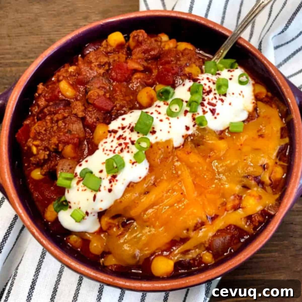 Συνταγή Τσίλι Κατσαρόλας 4 bowl of chili with sour cream and cheese on top