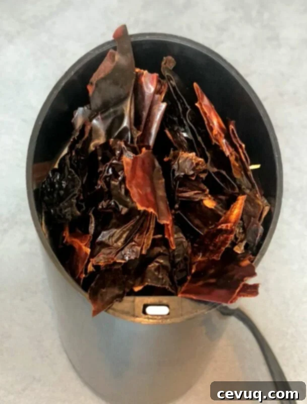 Συνταγή Τσίλι Κατσαρόλας 7 dried, cut up Mexican chiles in a grinder