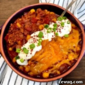 Συνταγή Τσίλι Κατσαρόλας 9 bowl of chili with sour cream and cheese on top.