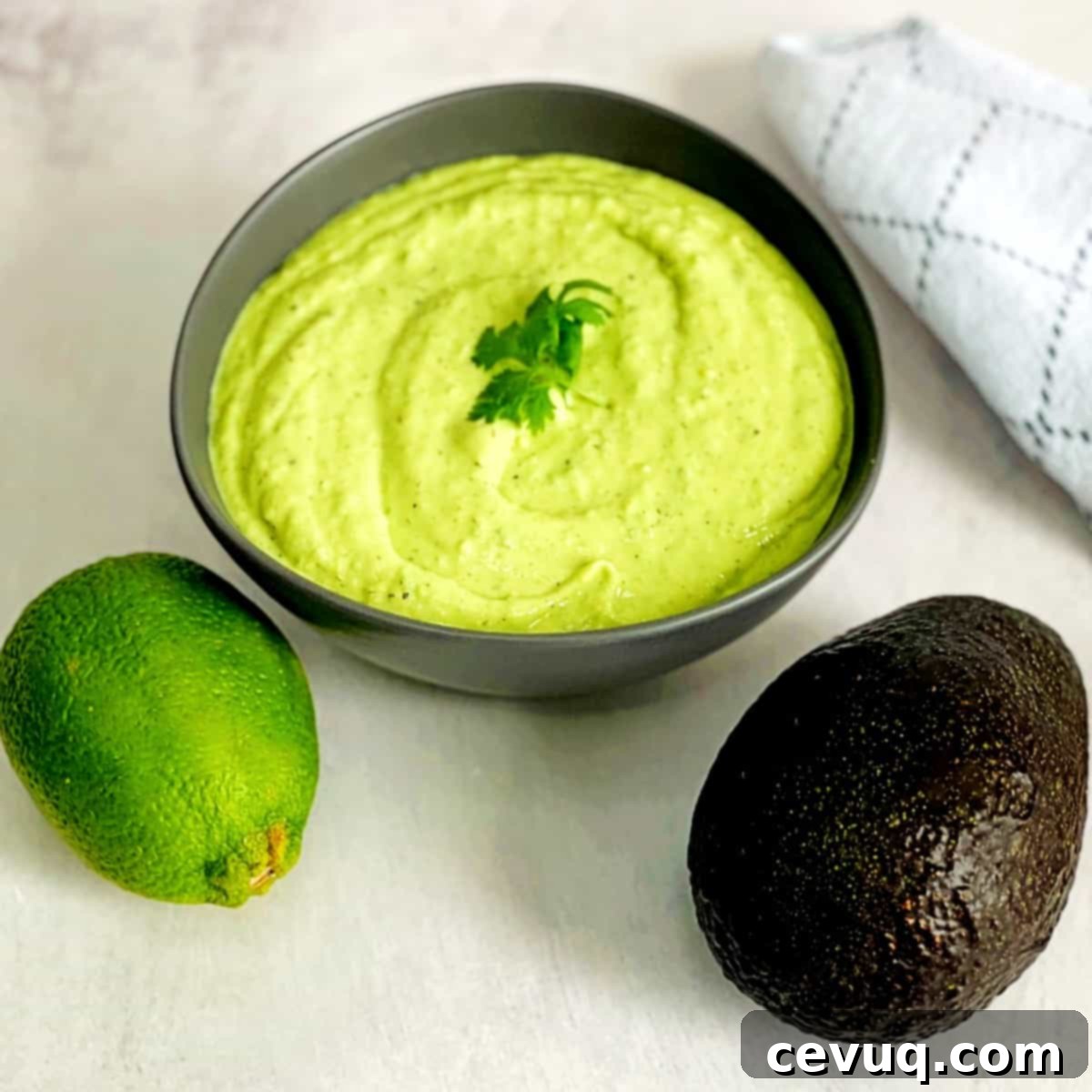 Σάλτσα Ραντς με Αβοκάντο και Λάιμ 2 avocado lime ranch dressing, ένα lime, και ένα αβοκάντο