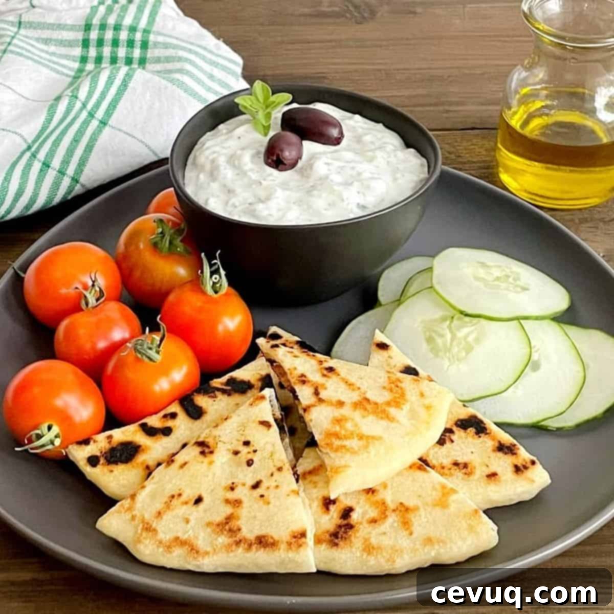 Τζατζίκι: Σκορδάτο Γιαούρτι με Αγγούρι 4 Τζατζίκι με πίτα και λαχανικά