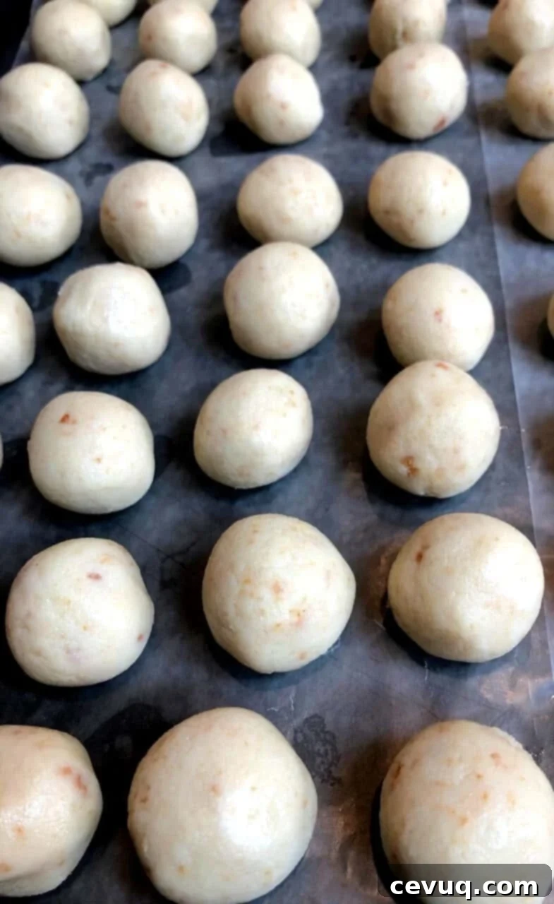Τουρκικά Κέικ Ποπς 7 τυλιγμένα cake bites πριν την επικάλυψη σοκολάτας.
