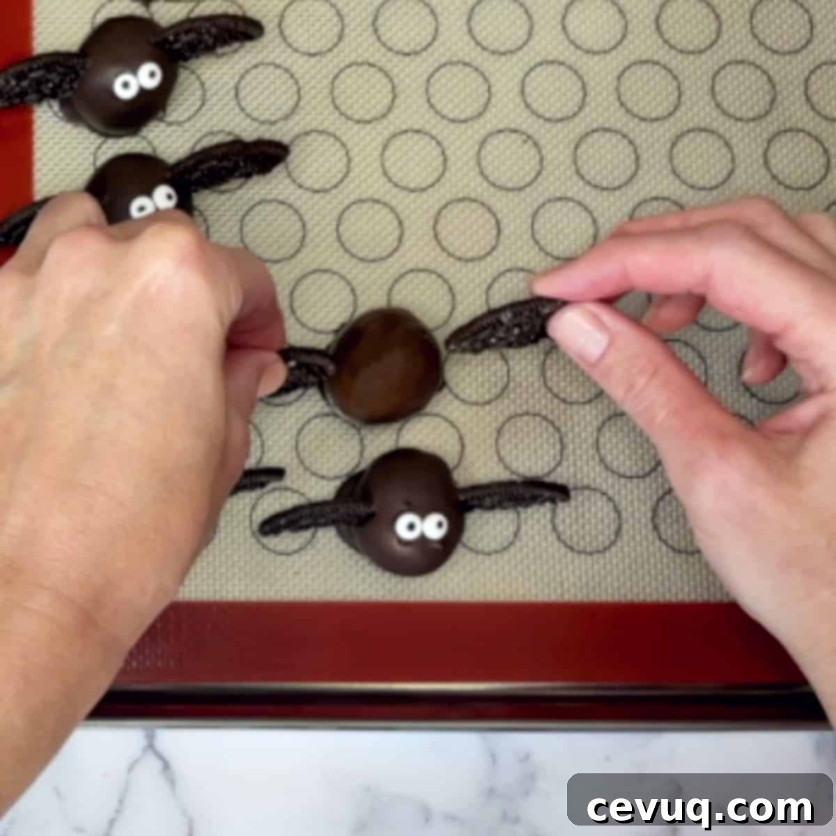 Αποκριάτικα Γλυκίσματα Νυχτερίδας 8 Cake pop νυχτερίδας που διακοσμείται με φτερά μπισκότων.