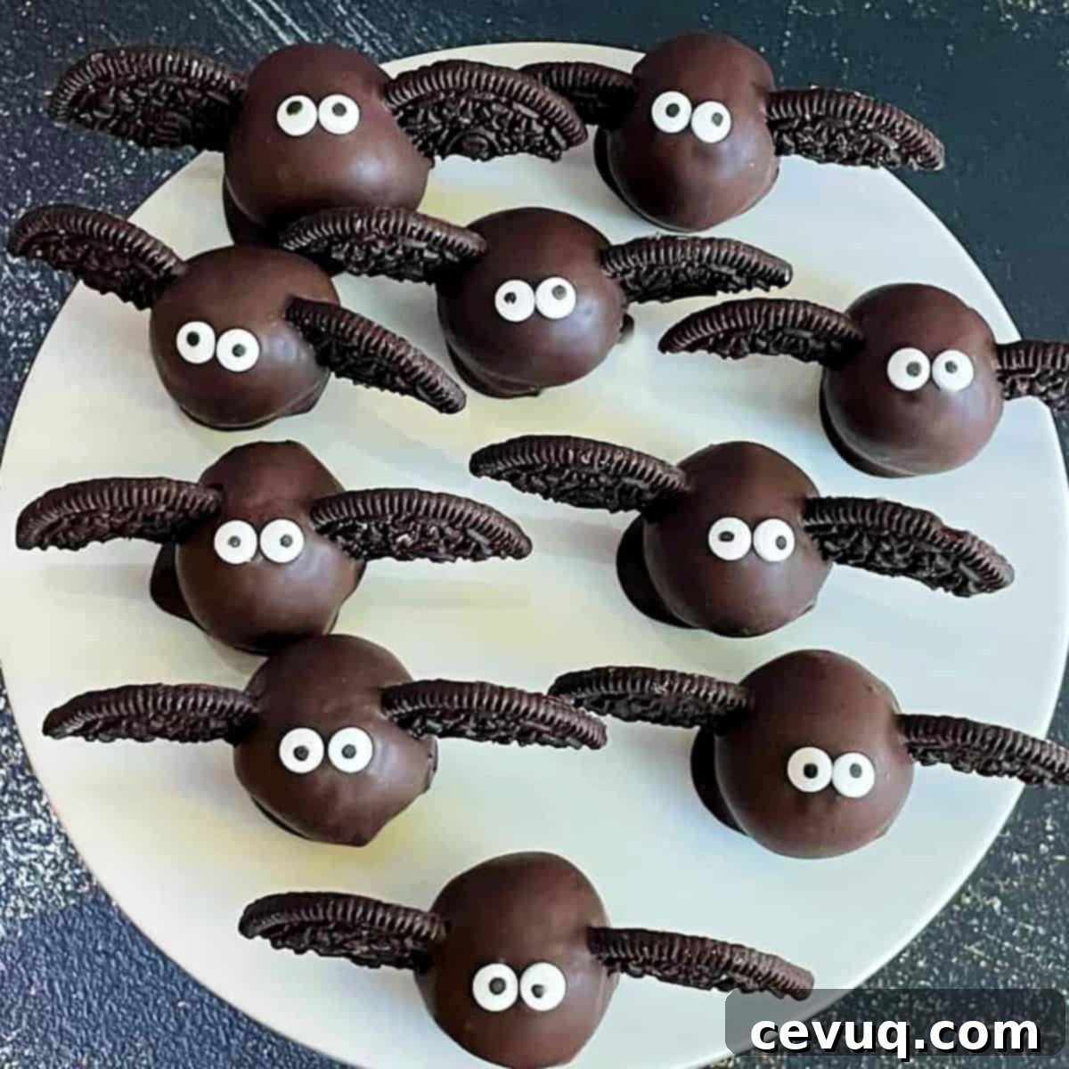 Αποκριάτικα Γλυκίσματα Νυχτερίδας 10 Cake pops νυχτερίδας σε πιατέλα κέικ.