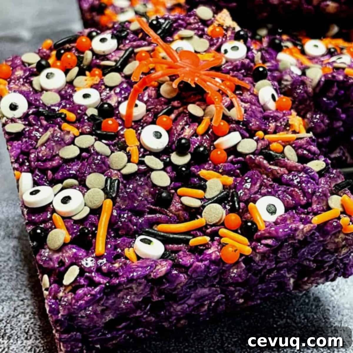 Αποκριάτικες Λιχουδιές Ρυζιού με Ουμπέ 3 Ube Halloween Rice Krispie Treat με μια αράχνη παιχνίδι στην κορυφή