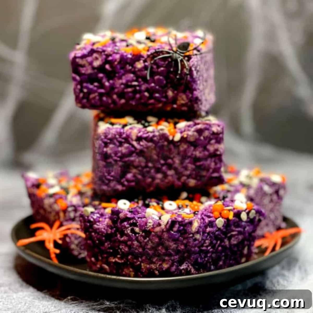 Αποκριάτικες Λιχουδιές Ρυζιού με Ουμπέ 4 Ube Halloween Rice Krispie Treats σε μια στοίβα