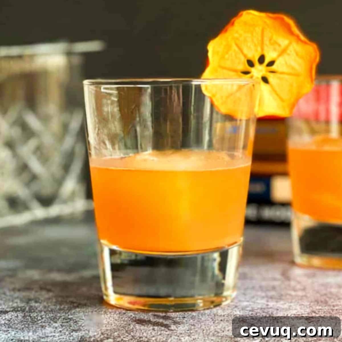 Ποτό bourbon με λωτό, γαρνιρισμένο με αποξηραμένο λωτό