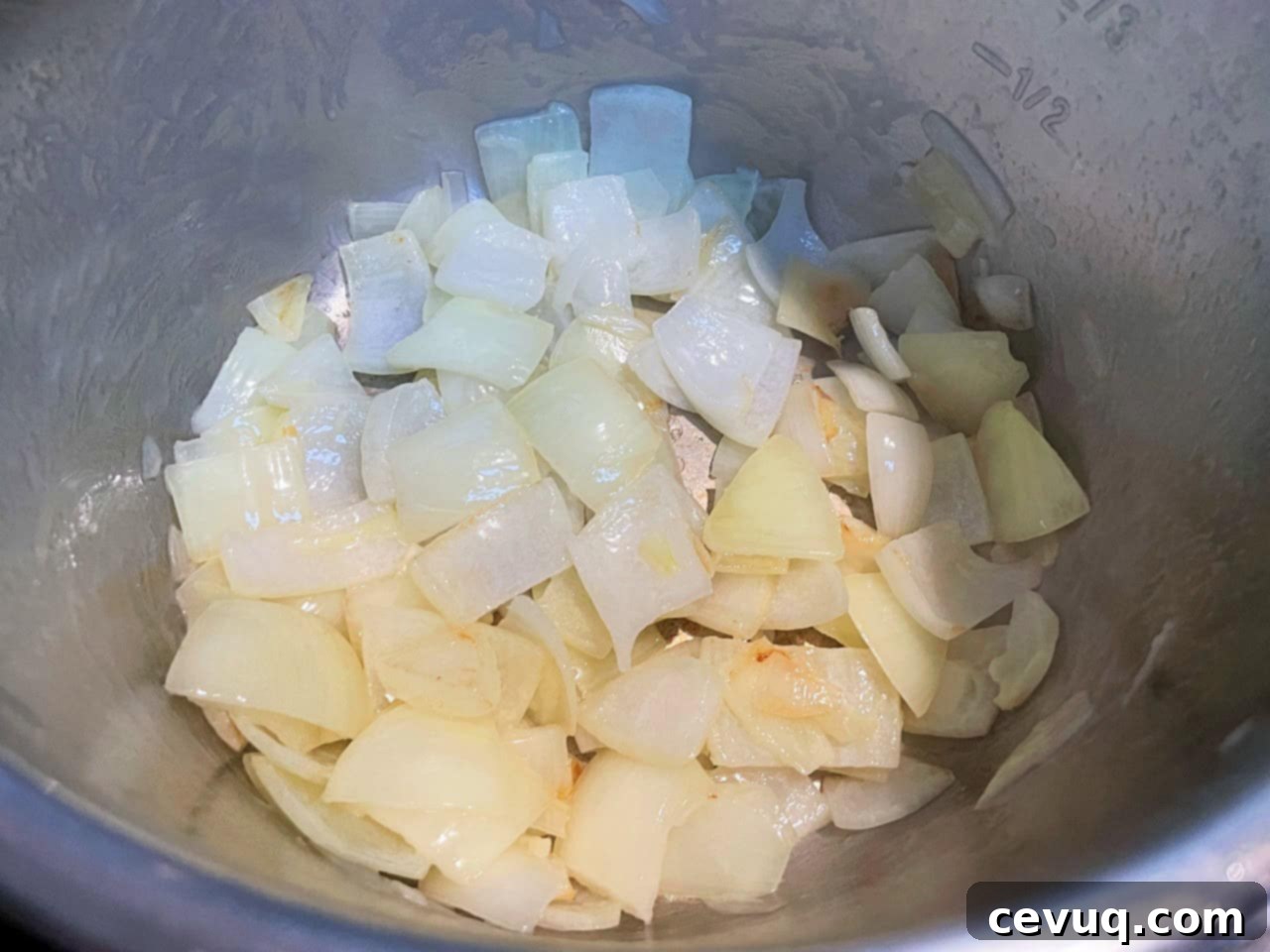 Κρεμώδης Σούπα Κολοκύθας Βουτύρου σε Χύτρα Ταχύτητας 5 σοταρισμένο κρεμμύδι σε instant pot.