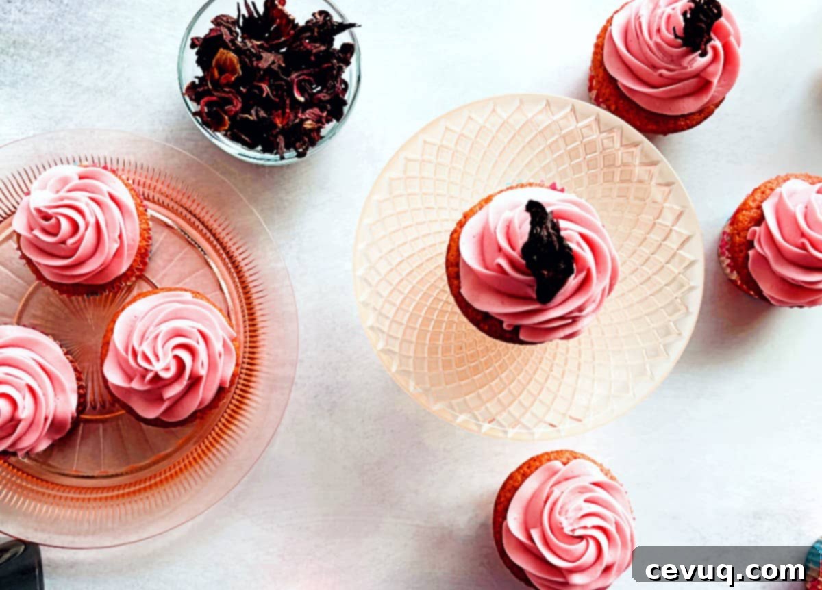 Κάπκεϊκς Ιβίσκου 4 cupcakes ιβίσκου με αποξηραμένα άνθη ιβίσκου.