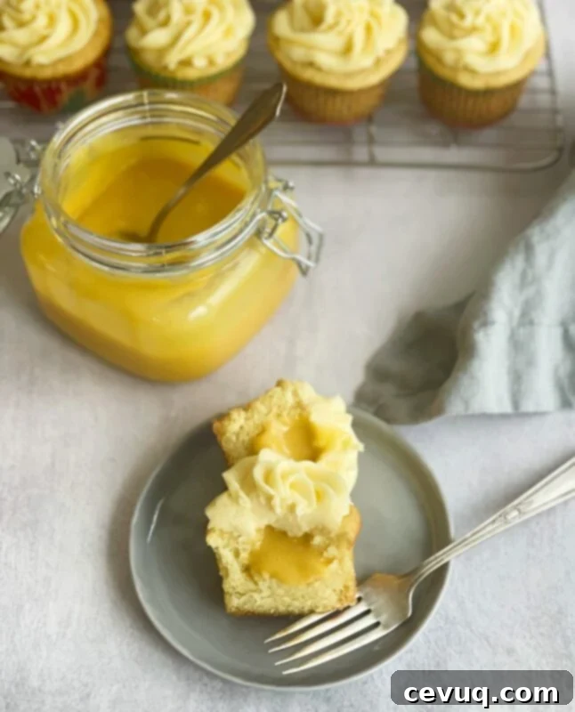 Κάπκεϊκ φρούτου του πάθους 3 cupcake φρούτου του πάθους με γέμιση κρέμας φρούτου του πάθους και ένα βάζο με κρέμα φρούτου του πάθους